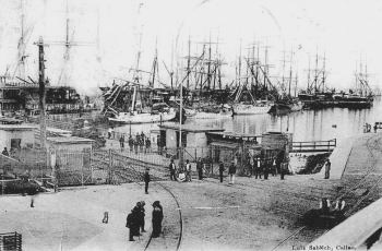 Taken in 1903, this photo shows the busy port of El Callao in Lima, through which all the letters between Georgina and author Jimenez are sent.