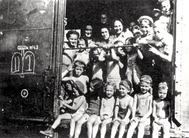 Families on a Kastner train to Israel.