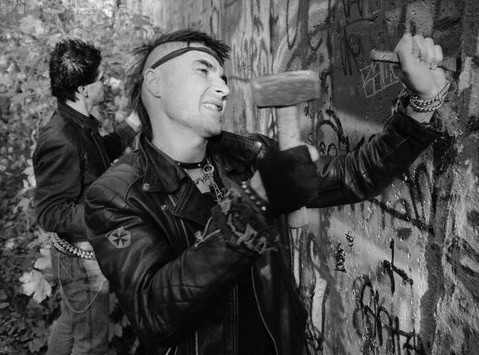 Punk rocker in the GDR in the 1980s, perhaps like Roto, in the punk band in this novel.