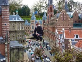 Groen refuses to participate in the "Outing with Grandma/Grandpa," accompanied by schoolchildren, at the Madurodam Miniature Park.