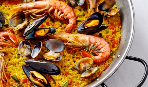 The chef who helps Adelaida indirectly specialized in paella.
