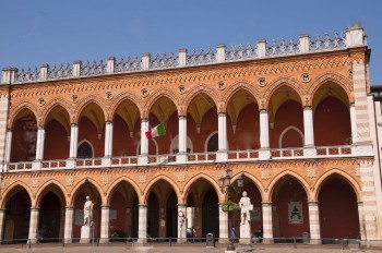 Often described as "the most beautiful police station in the world, the Padua station features statues of Dante and Giotto in front.