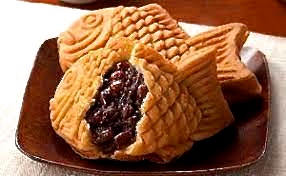 Taiyaki, a sweet dessert which S gives to Mieko, upsetting her sister.