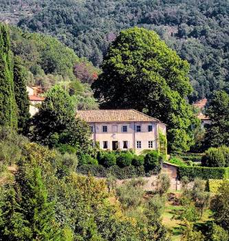 There are several "Villa Spadas in Italy. This one in Tuscany resembles the description in the novel. 