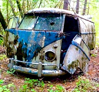 The carcass of a VW Combi in the wasteland is the site of meetings between Gaby and four friends who regularly talk about their lives and their futures.